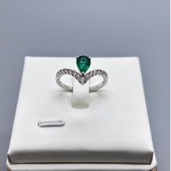 18K白金祖母綠鑽石V型戒指