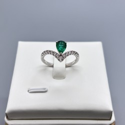 18K白金祖母綠鑽石V型戒指