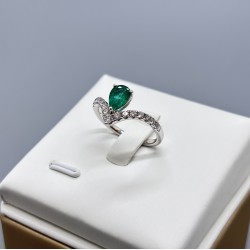 18K白金祖母綠鑽石V型戒指