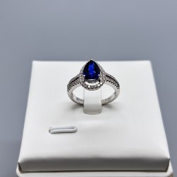 18K白金梨形藍寶石鑽石戒指