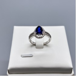 18K白金梨形藍寶石鑽石戒指