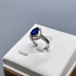 18K白金梨形藍寶石鑽石戒指